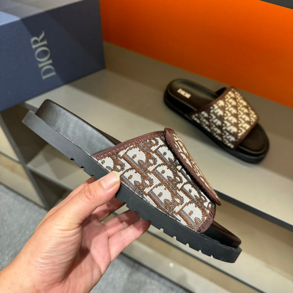 Pantofola con cinturino in velcro CD color ruggine JACQUARD