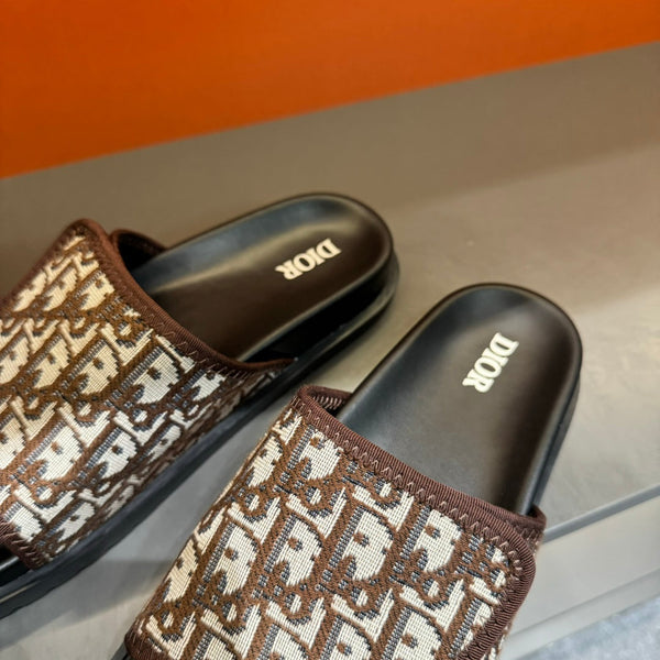 Pantofola con cinturino in velcro CD color ruggine JACQUARD