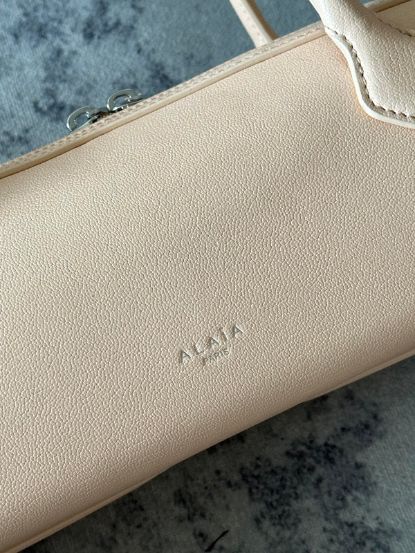 LE TECKEL MEDIUM BAG 32 IN BISQUE GOATSKIN