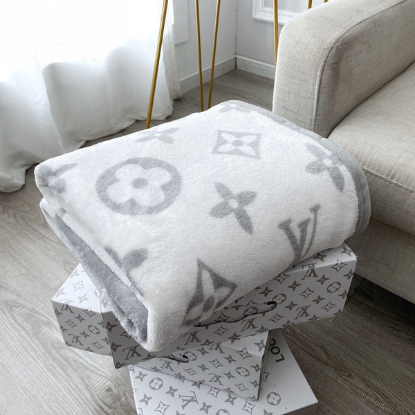 NEO MONOGRAM BLANKET IN WHITE MIX LIGHT GRAY MILK VELVET 273950