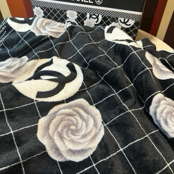 FLOWER BLANKET IN BLACK MIX COLORFUL MILK VELVET 421608