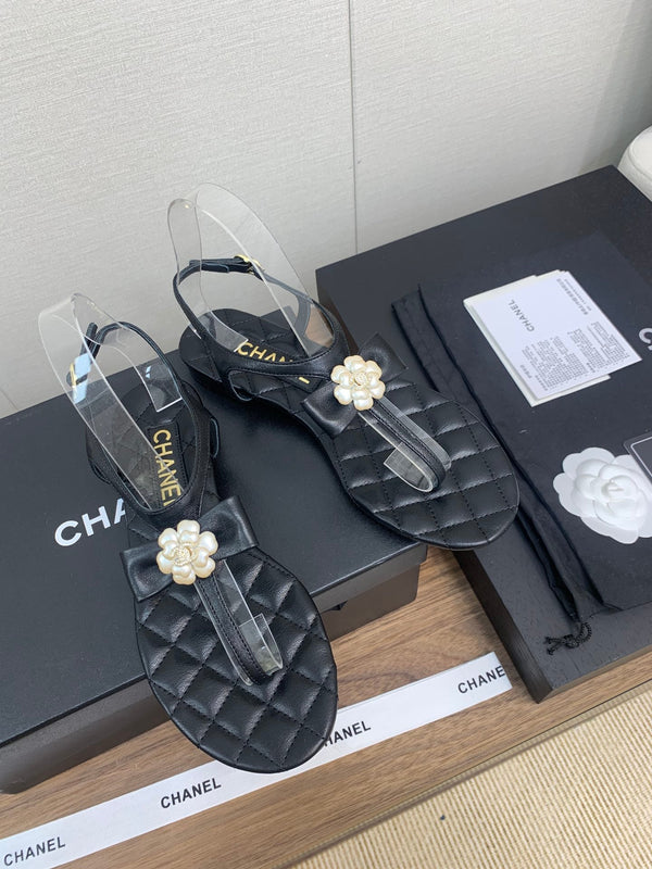 CC THONG SANDAL IN BLACK LAMBSKIN WITH PEARL FLOWER