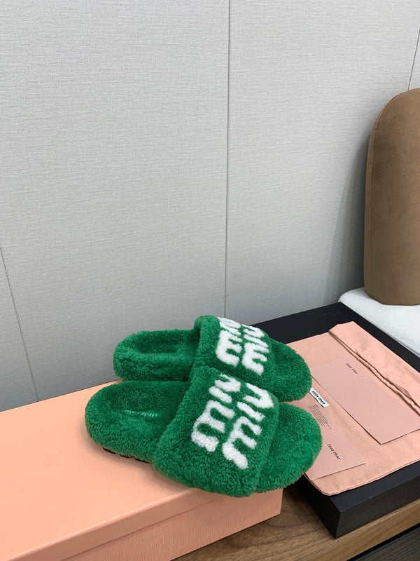 Ciabatte Miu verdi con scritte bianche in pura lana