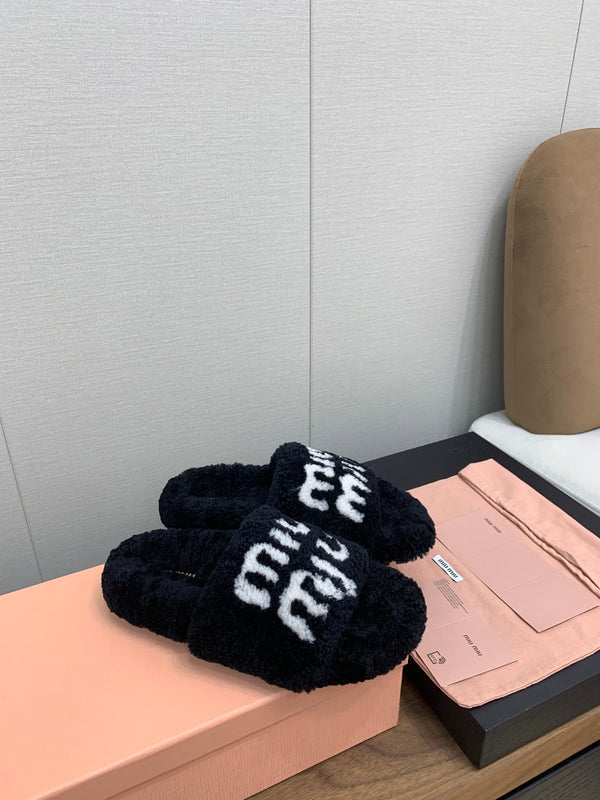 Ciabatte Miu nere con testo bianco in pura lana