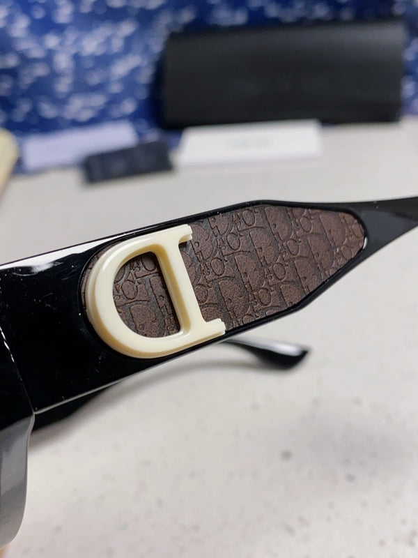 MONTAIGNE SUNGLASS 578115 IN BLACK ACETATE