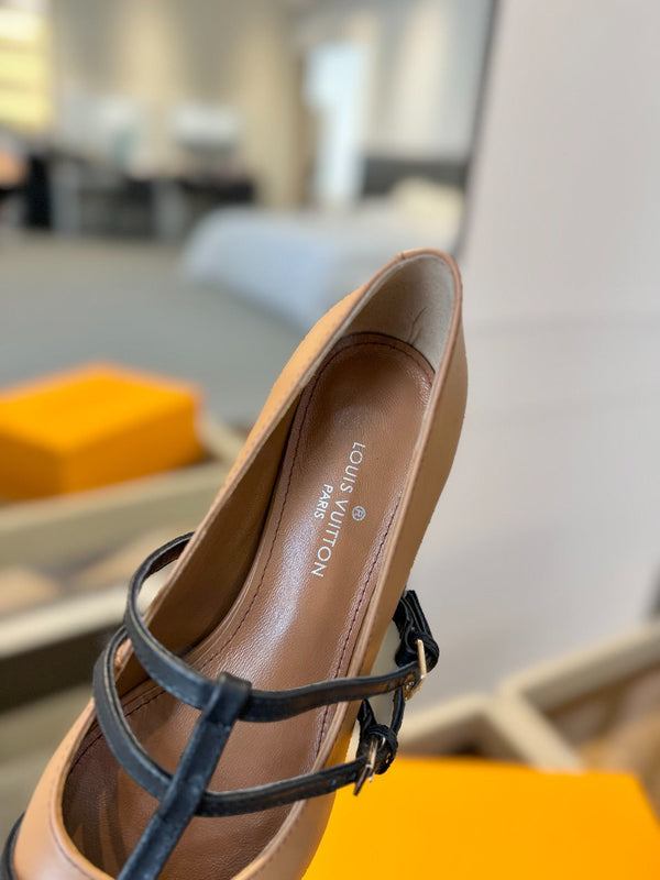 HIGH PUMP 5 CM TRIPLE-STRAP IN CIDER BROWN CALFSKIN WITH BLACK STRAP