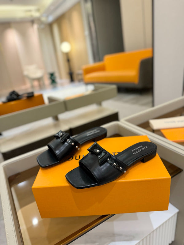 LV x TM 6AM Flat Mule in pelle di pecora nera 241219