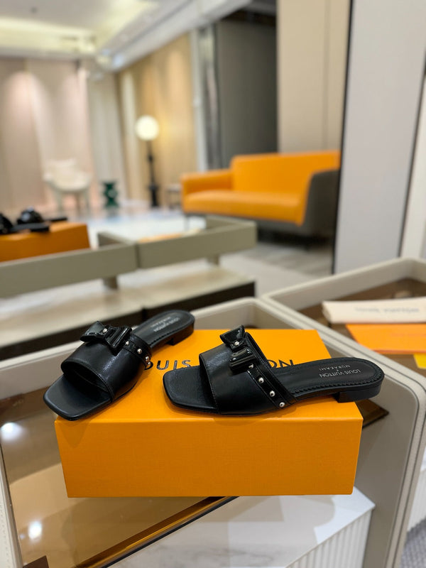 LV x TM 6AM Flat Mule in pelle di pecora nera 241219