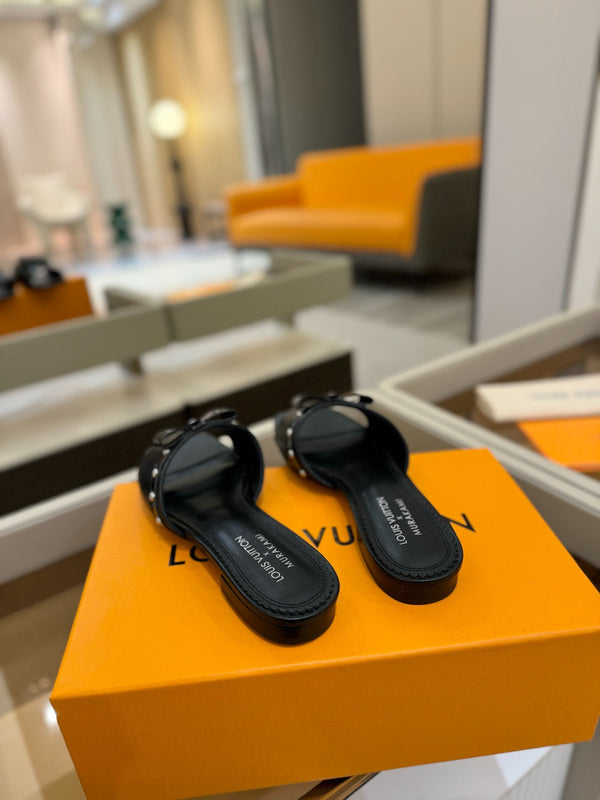 LV x TM 6AM Flat Mule in pelle di pecora nera 241219