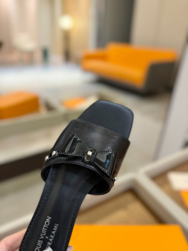 LV x TM 6AM Flat Mule in pelle di pecora nera 241219