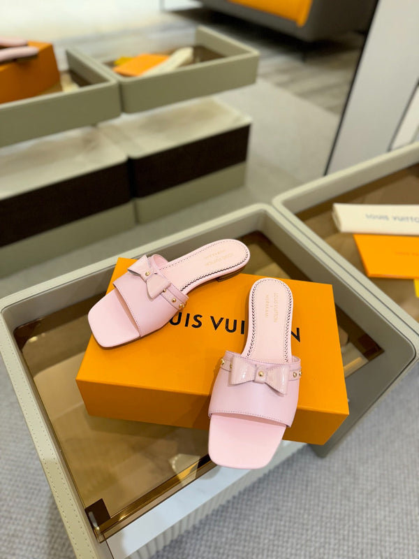 LV x TM 6AM Flat Mule in pelle di pecora rosa 241220