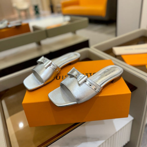 LV x TM 6AM Flat Mule in pelle di pecora metallizzata argento 241221