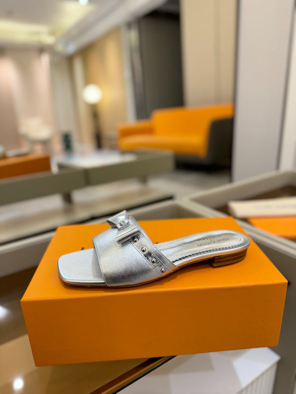 LV x TM 6AM Flat Mule in pelle di pecora metallizzata argento 241221