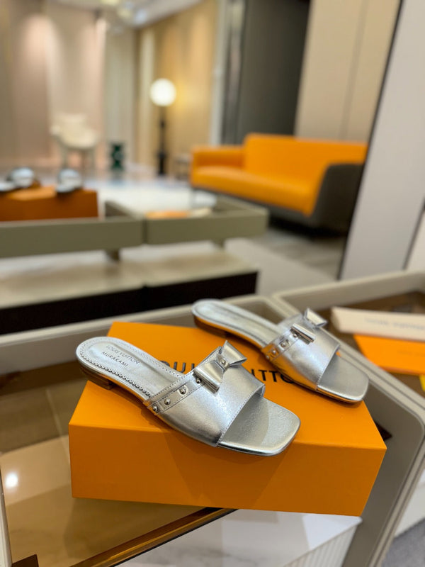 LV x TM 6AM Flat Mule in pelle di pecora metallizzata argento 241221