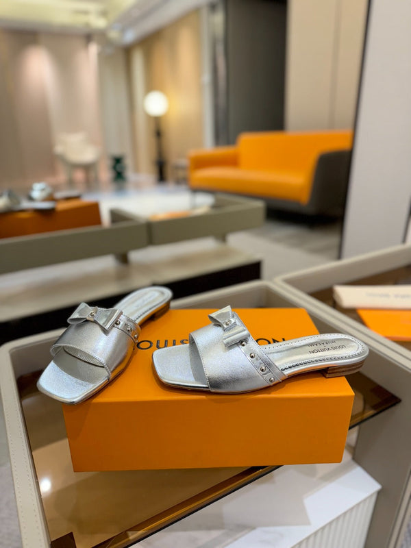 LV x TM 6AM Flat Mule in pelle di pecora metallizzata argento 241221