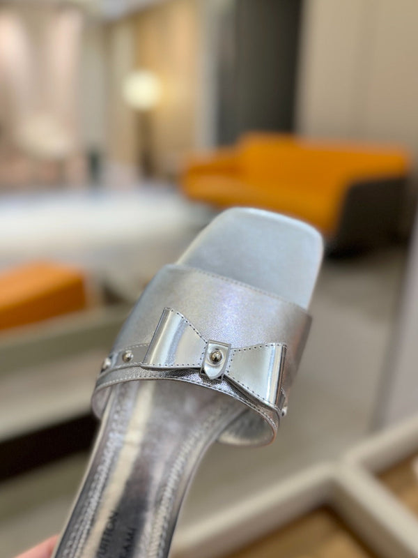 LV x TM 6AM Flat Mule in pelle di pecora metallizzata argento 241221