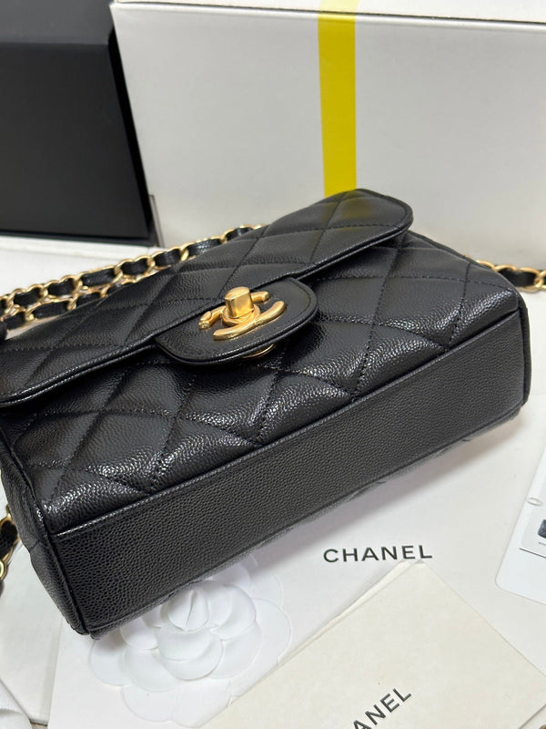 Borsa CC 25P Flap 18 in pelle bovina nera con finiture dorate 243560