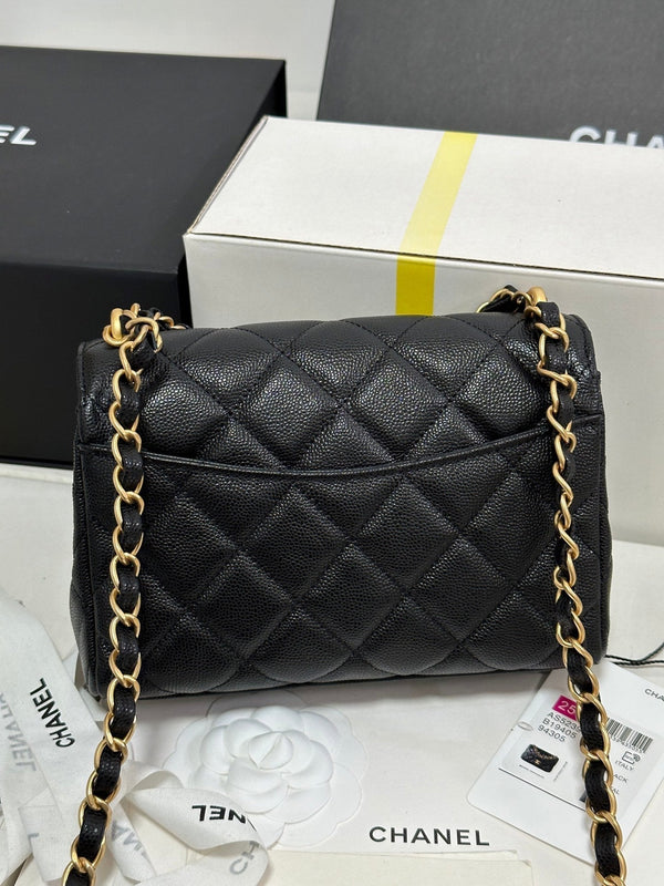 Borsa CC 25P Flap 18 in pelle bovina nera con finiture dorate 243560