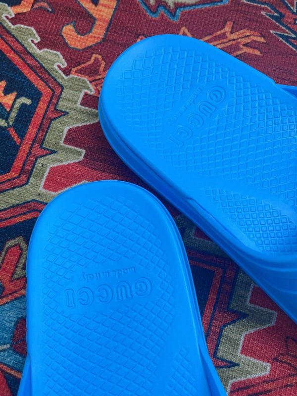 GG INTERLOCKING G SLIDE SANDAL BRIGHT BLUE RUBBER