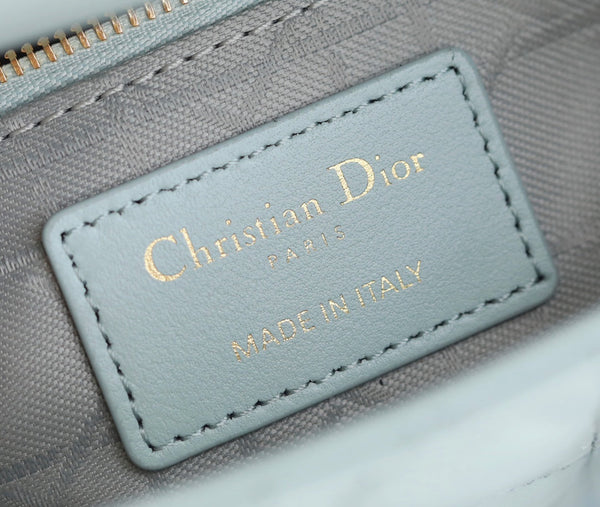 LADY 17 IN LIGHT BLUE LAMBSKIN WITH CANNAGE PATTERN