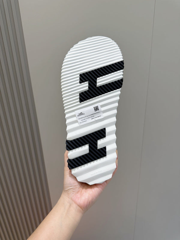 SANDALO HM ELECTRIC IN PELLE DI VITELLO NERA E BIANCA