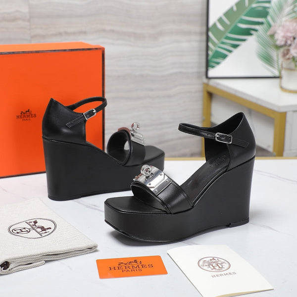 SANDALI CON ZEPPA IN PELLE DI AGNELLO NERA