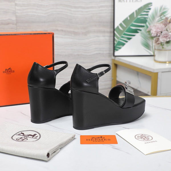 SANDALI CON ZEPPA IN PELLE DI AGNELLO NERA