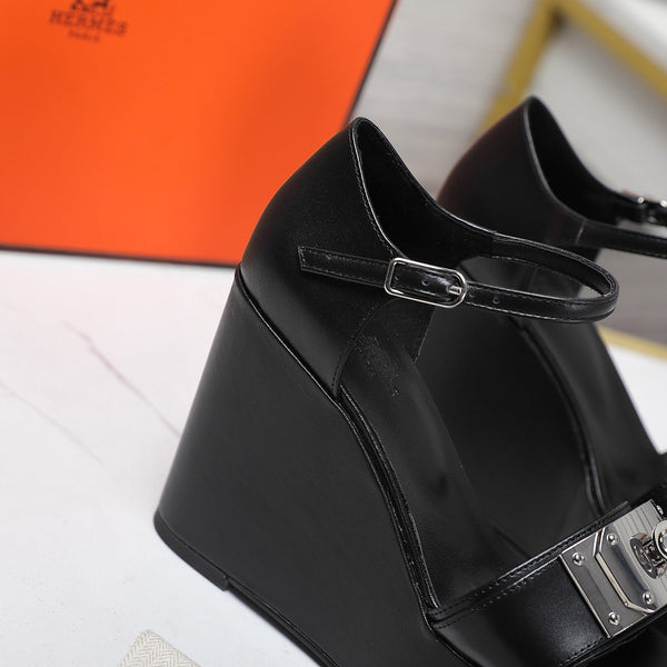 SANDALI CON ZEPPA IN PELLE DI AGNELLO NERA