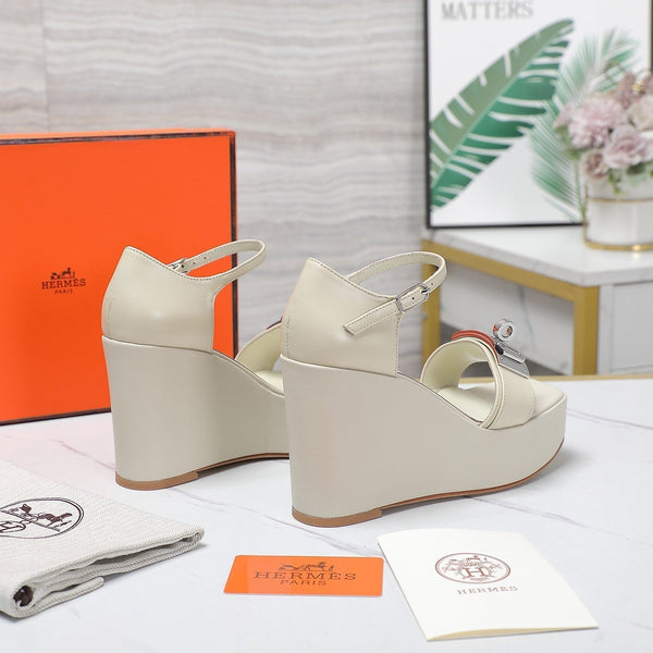 SANDALI CON ZEPPA IN PELLE DI AGNELLO DA NEVE