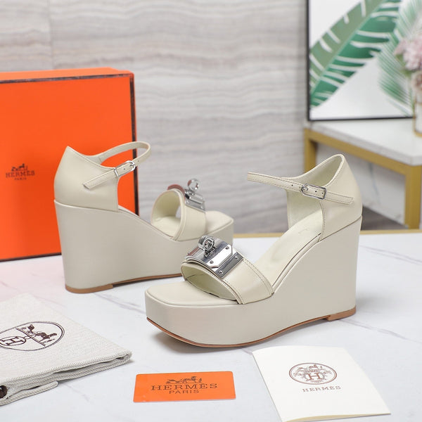 SANDALI CON ZEPPA IN PELLE DI AGNELLO DA NEVE