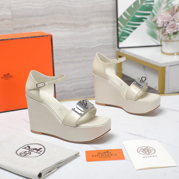 SANDALI CON ZEPPA IN PELLE DI AGNELLO DA NEVE