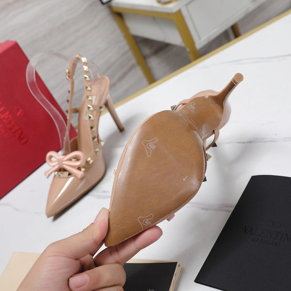 DÉCOLLETÉ ROCKSTUD BOW SLINGBACK IN VERNICE NUDE TAN 95MM