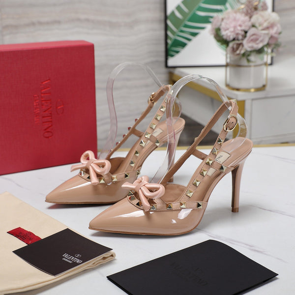 DÉCOLLETÉ ROCKSTUD BOW SLINGBACK IN VERNICE NUDE TAN 95MM