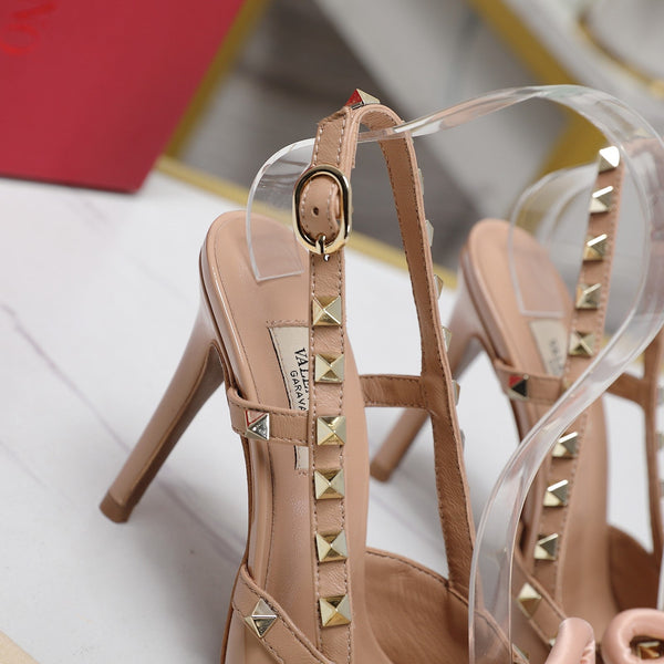 DÉCOLLETÉ ROCKSTUD BOW SLINGBACK IN VERNICE NUDE TAN 95MM