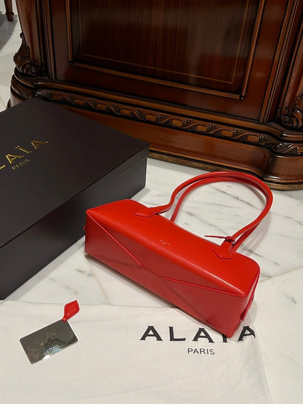 LE TECKEL MEDIUM BAG 33 IN CLASSIC RED GOATSKIN