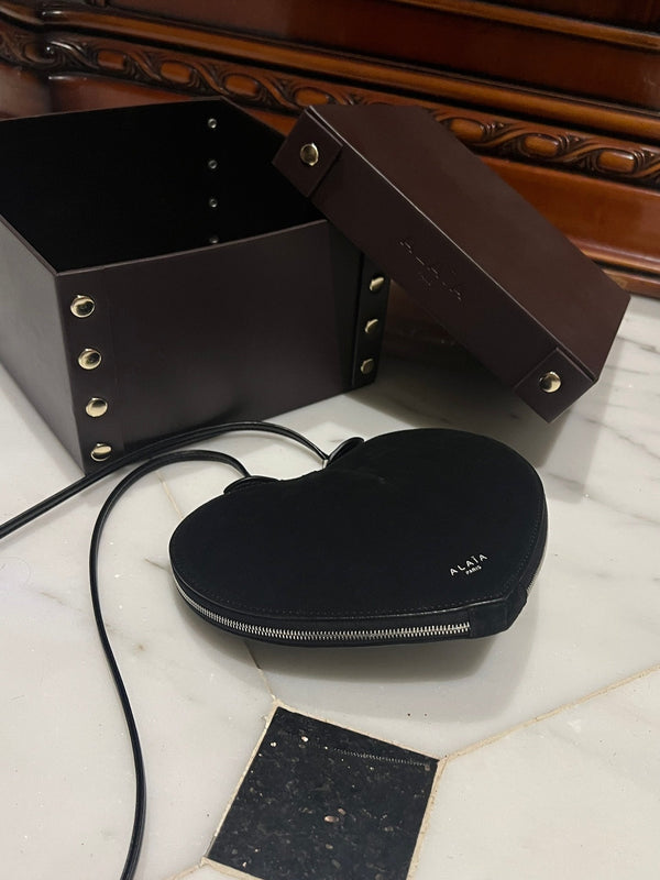 LE COEUR BAG 21 IN BLACK SUEDE