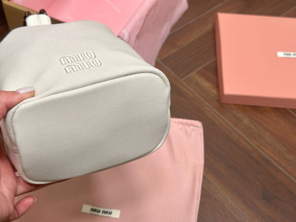 DRAWSTRING BUCKET BAG 21 IN WHITE CANVAS GOLD HARDWARE