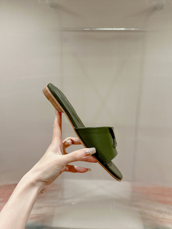 LV Capri Flat Mule in pelle di vitello verde kaki