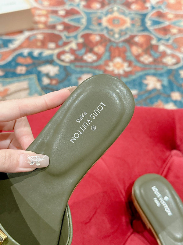 LV Capri Flat Mule in pelle di vitello verde kaki