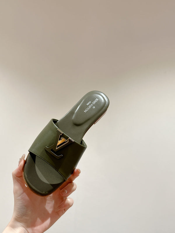 LV Capri Flat Mule in pelle di vitello verde kaki