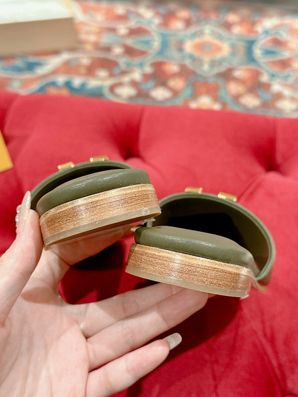 LV Capri Flat Mule in pelle di vitello verde kaki