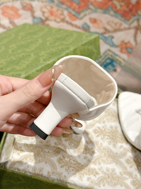 HIGH THONG MULE 55MM IN WHITE CALFSKIN WITH GOLD HARDWARE