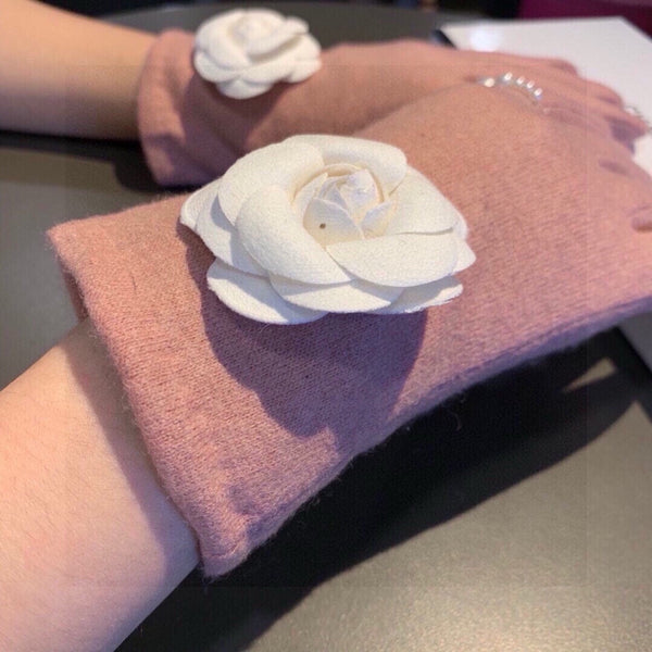 GUANTI IN CREPE DI LANA ROSA CON GRANDE FIORE BIANCO 464992