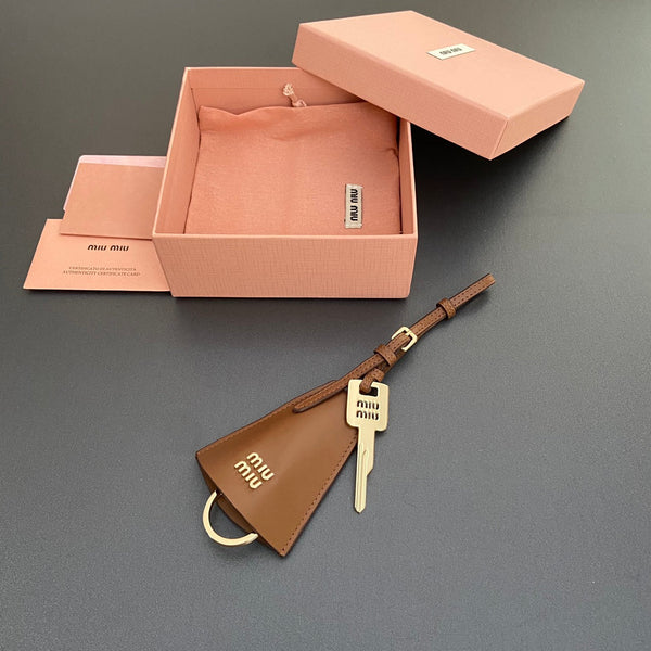 Ciondolo per borsa in pelle con chiave in vitello marrone 240333