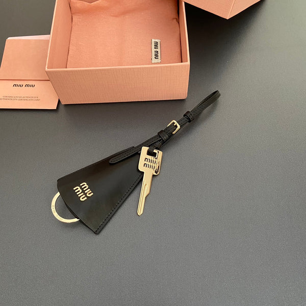 Ciondolo per borsa in pelle con chiave in vitello nero 240335