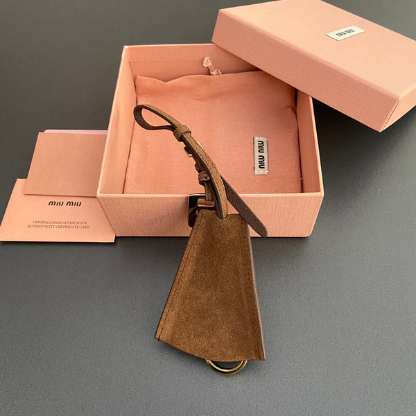 Ciondolo per borsa in pelle con chiave in pelle scamosciata marrone 240339