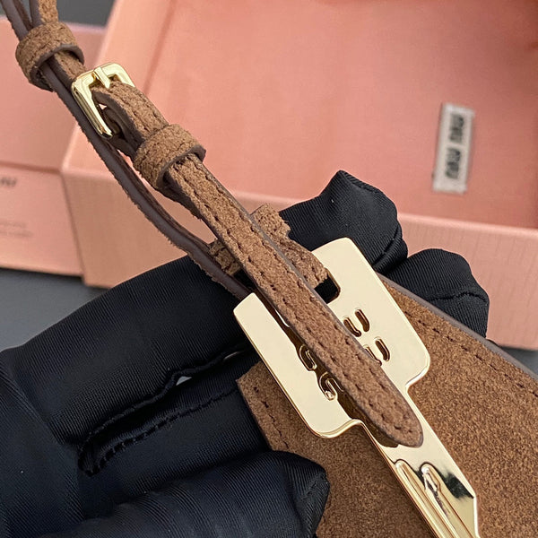 Ciondolo per borsa in pelle con chiave in pelle scamosciata marrone 240339