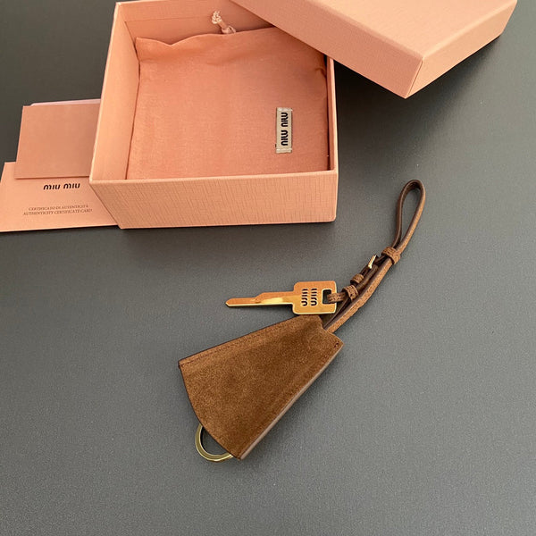 Ciondolo per borsa in pelle con chiave in pelle scamosciata marrone 240339