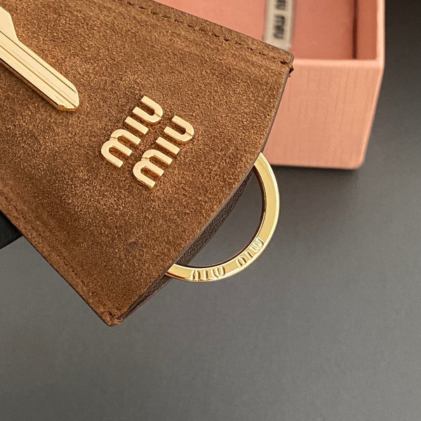 Ciondolo per borsa in pelle con chiave in pelle scamosciata marrone 240339