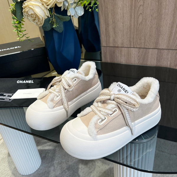 Sneaker CC con suola spessa, fodera in lana scamosciata beige e pile